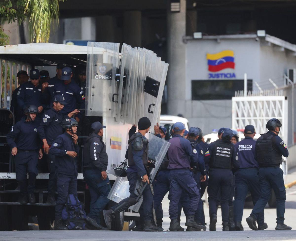 Cinc espanyols,entre els presos polítics alliberats per Caracas