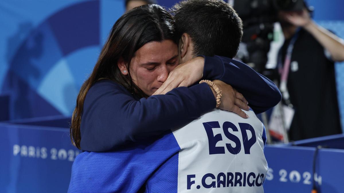 Fran Garrigós abraza a su pareja, la también judoca Ana Pérez Box.