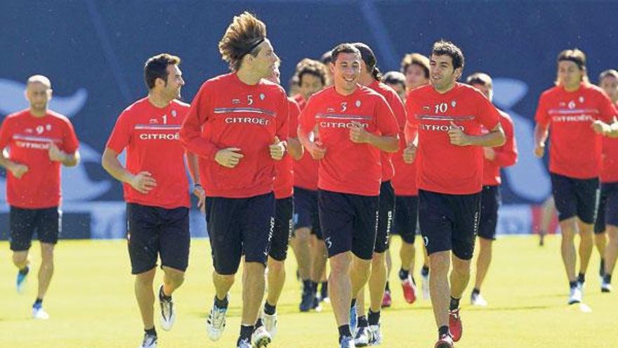 Los jugadores del Celta, ayer, durante el entrenamiento en Balaídos. // R. Grobas