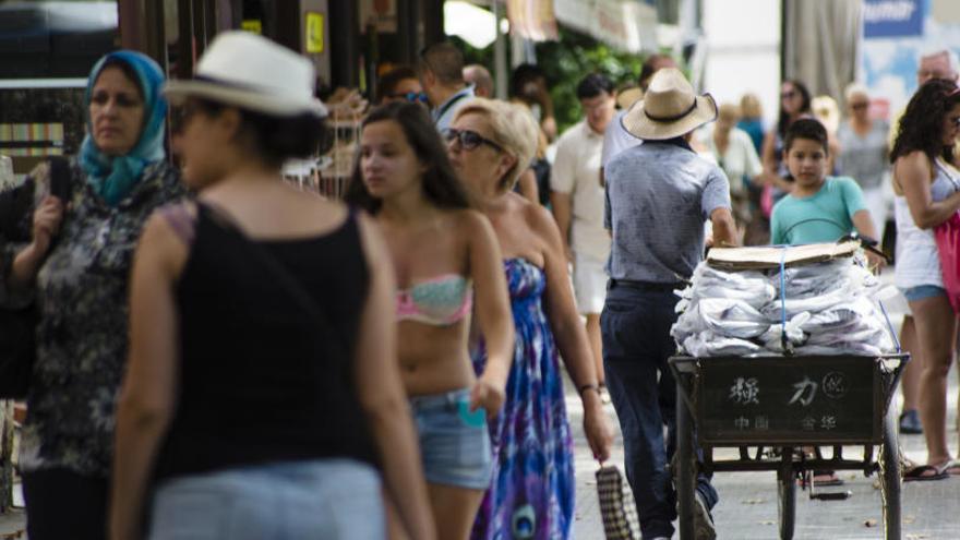 Turistas en la zona comercial de Benidorm.