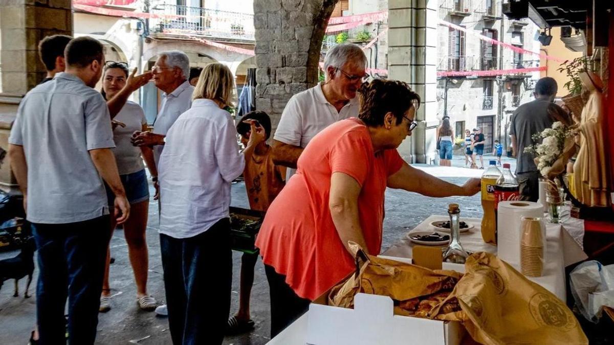 Veïns de Sant Serapi fent els preparatius per la festa