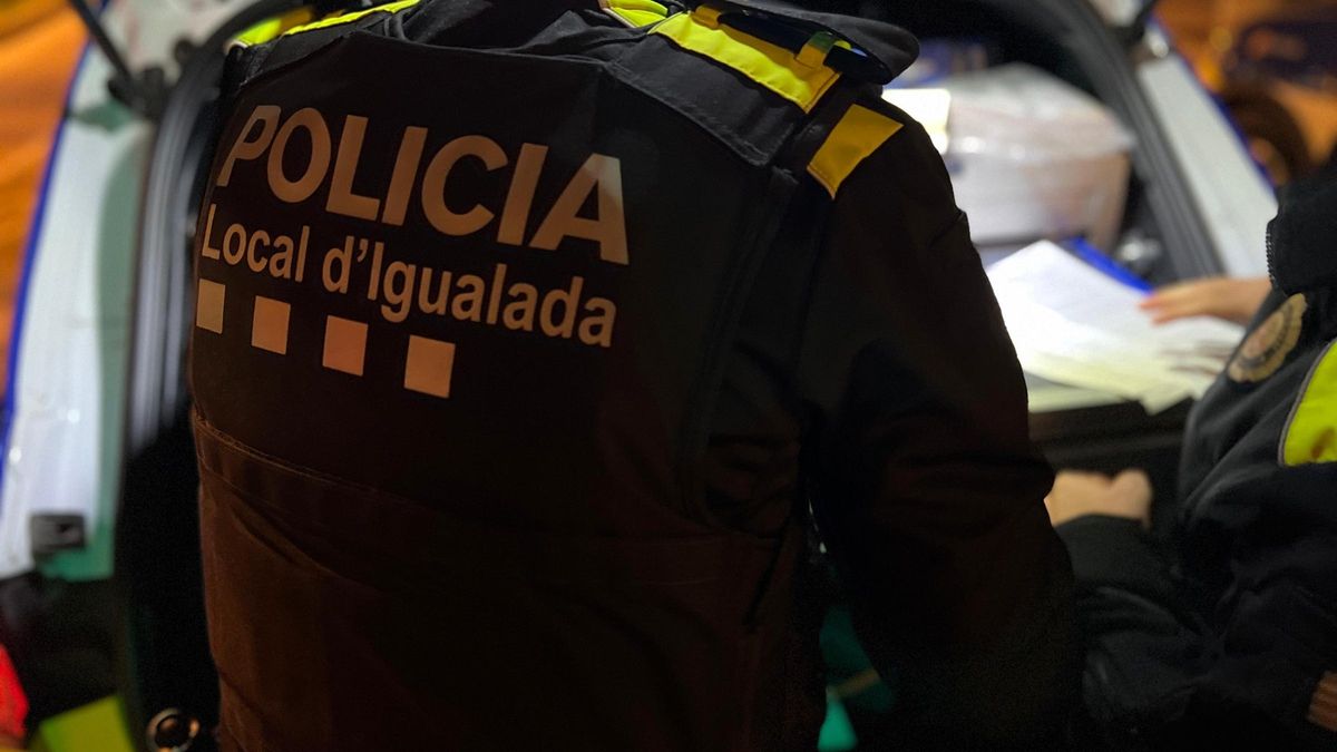 Un agent de la Policia Local d'Igualada durant una actuació