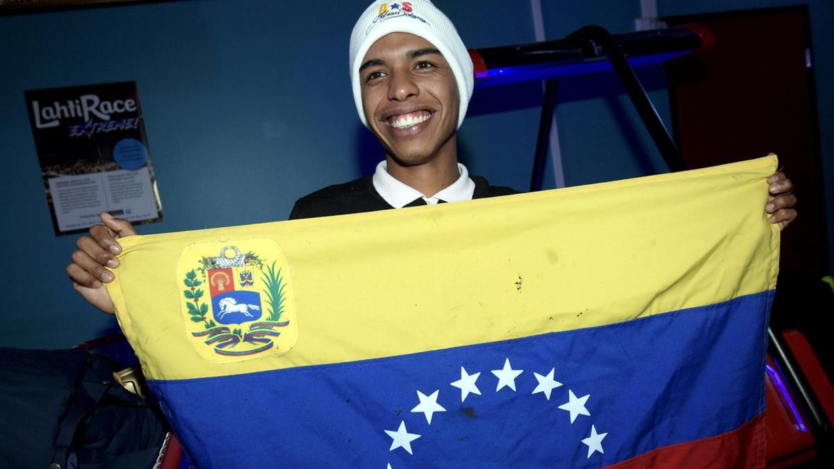 Adrian Solano con la bandera de Venezuela