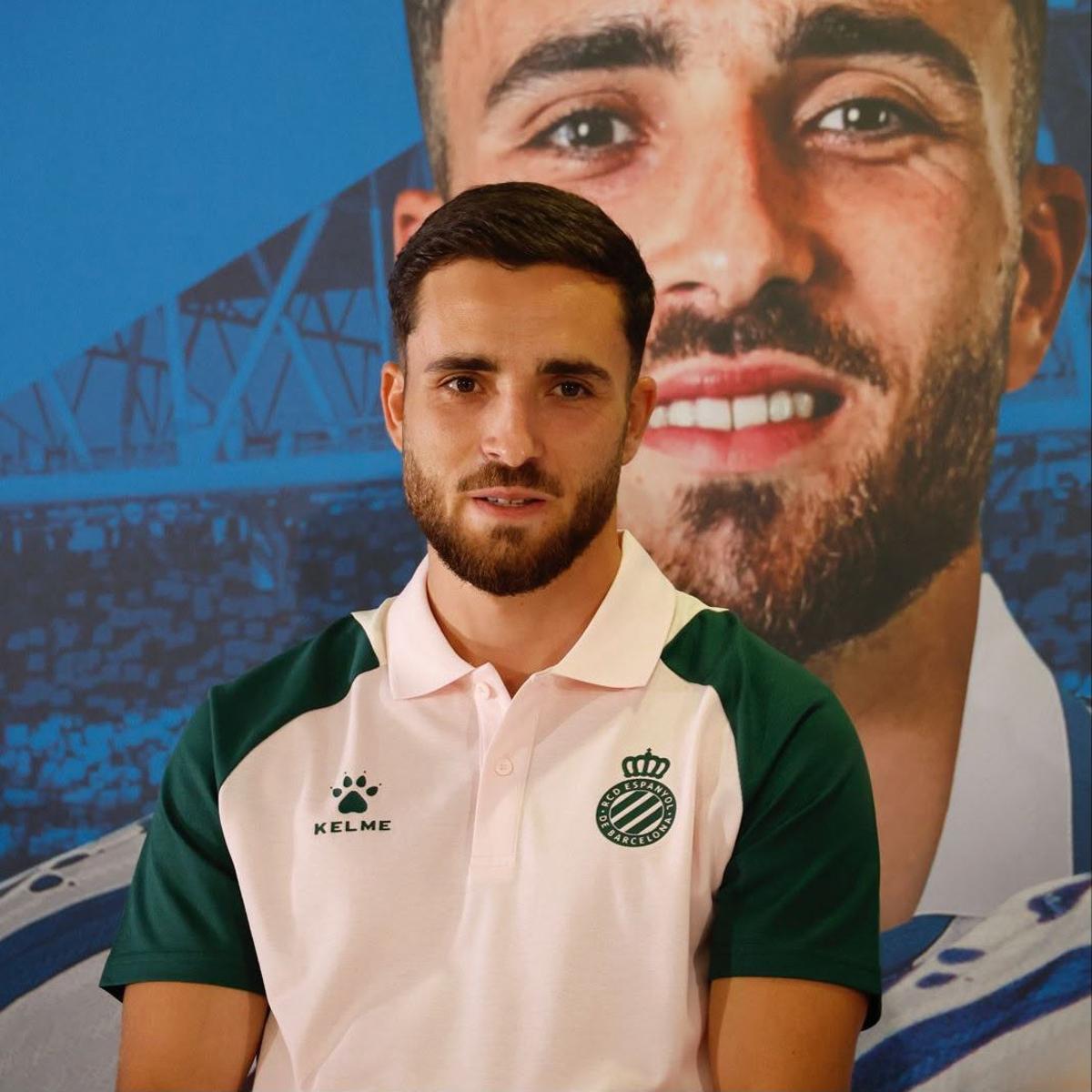 Jose Salinas posando con la camiseta del RCD Espanyol