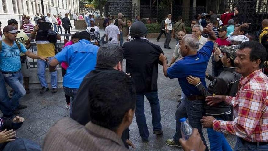 Borges (en el centro de espaldas), durante la agresión. // Efe