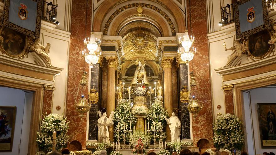 El altar mayor de la Basílica se llena de flores por el Día de los floristas