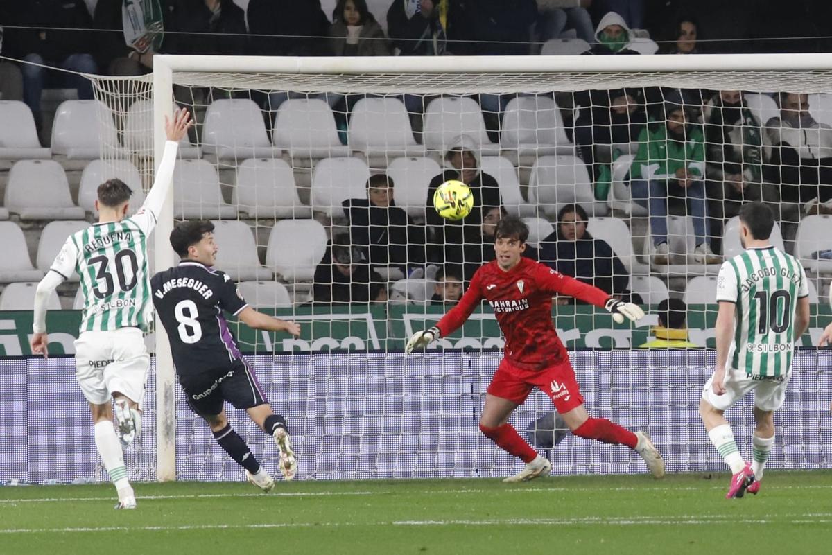 Iker Álvarez, durante una acción del pasado Córdoba CF-Real Valladolid.