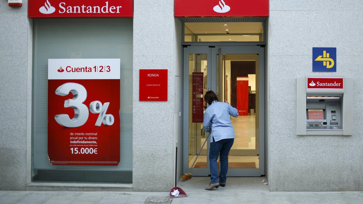 El Banco Santander tendrá que dejar de cobrar la comisión por ingreso en  ventanilla - Información