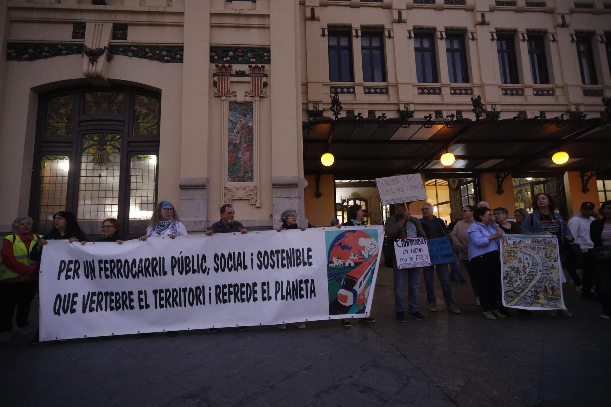 La Plataforma en Defensa del Tren se concentra en València por un ferrocarril "social y sostenible"