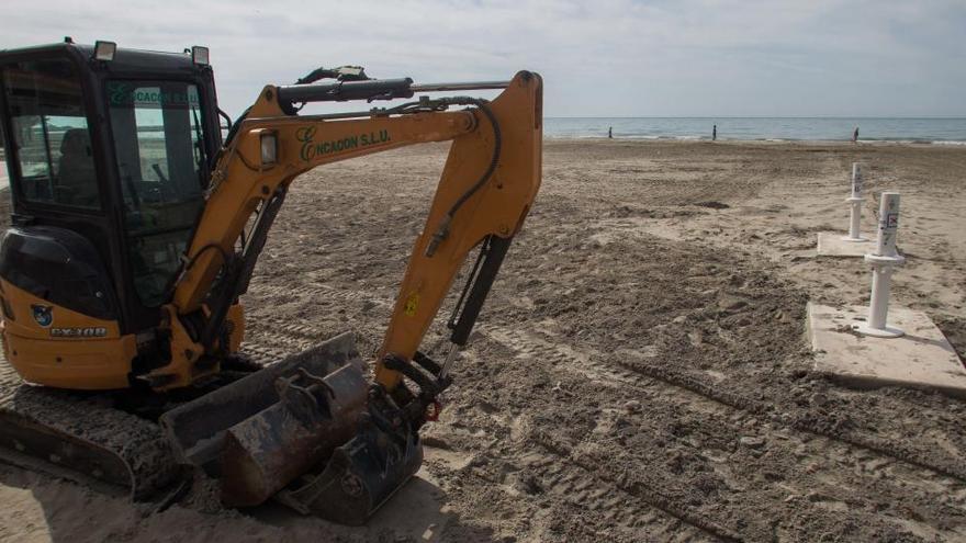 Trabajos previos a la apertura de las playas de Santa Pola.