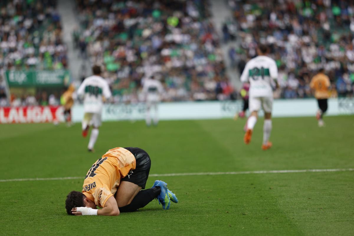 Los jugadores del Elche celebran el gol contra el Valencia, durante el partido de la jornada 31 de LaLiga EA Sports, este sábado en el estadio Martínez Valero en Elche.-EFE/ Pablo Miranzo. (Elche) (Valencia)