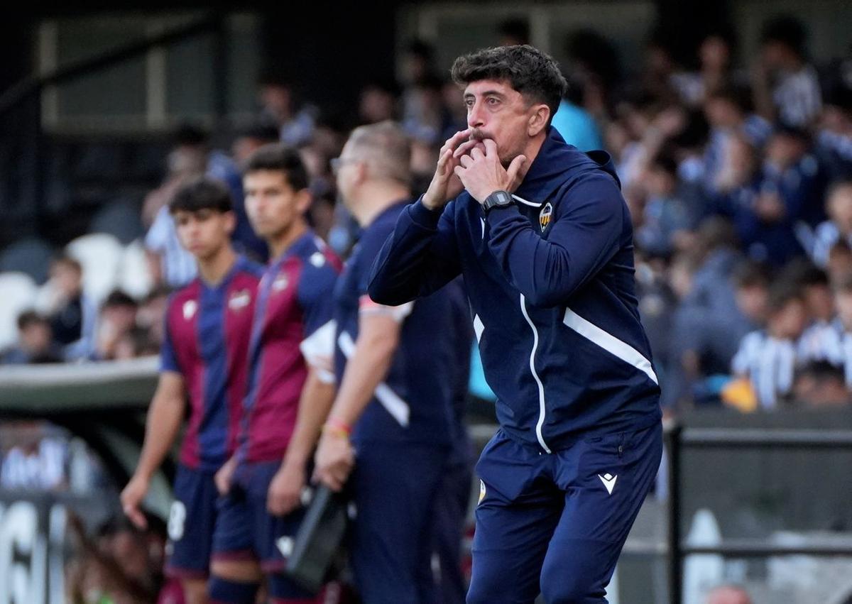 El técnico del Castellón B atento a sus jugadores a los que da instrucciones.