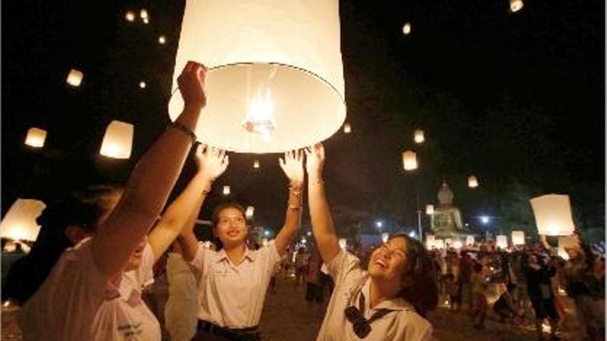 Joves tailandesos participen en un homenatge a les víctimes del tsunami.