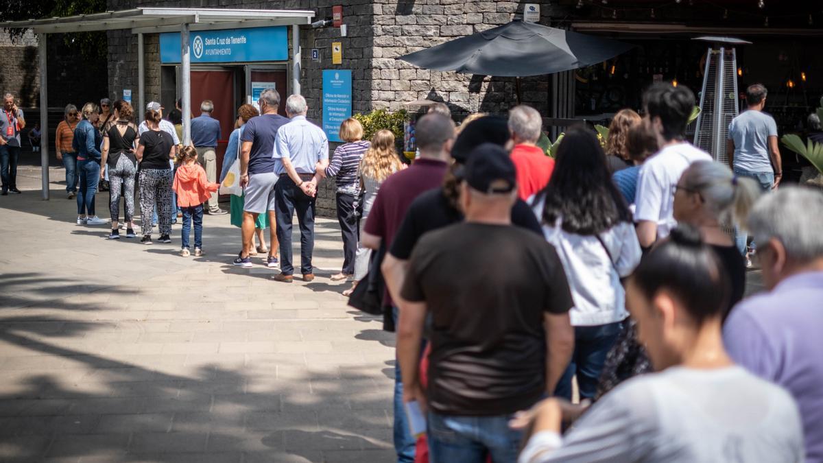 Colas para votar esta mañana en Santa Cruz de Tenerife.