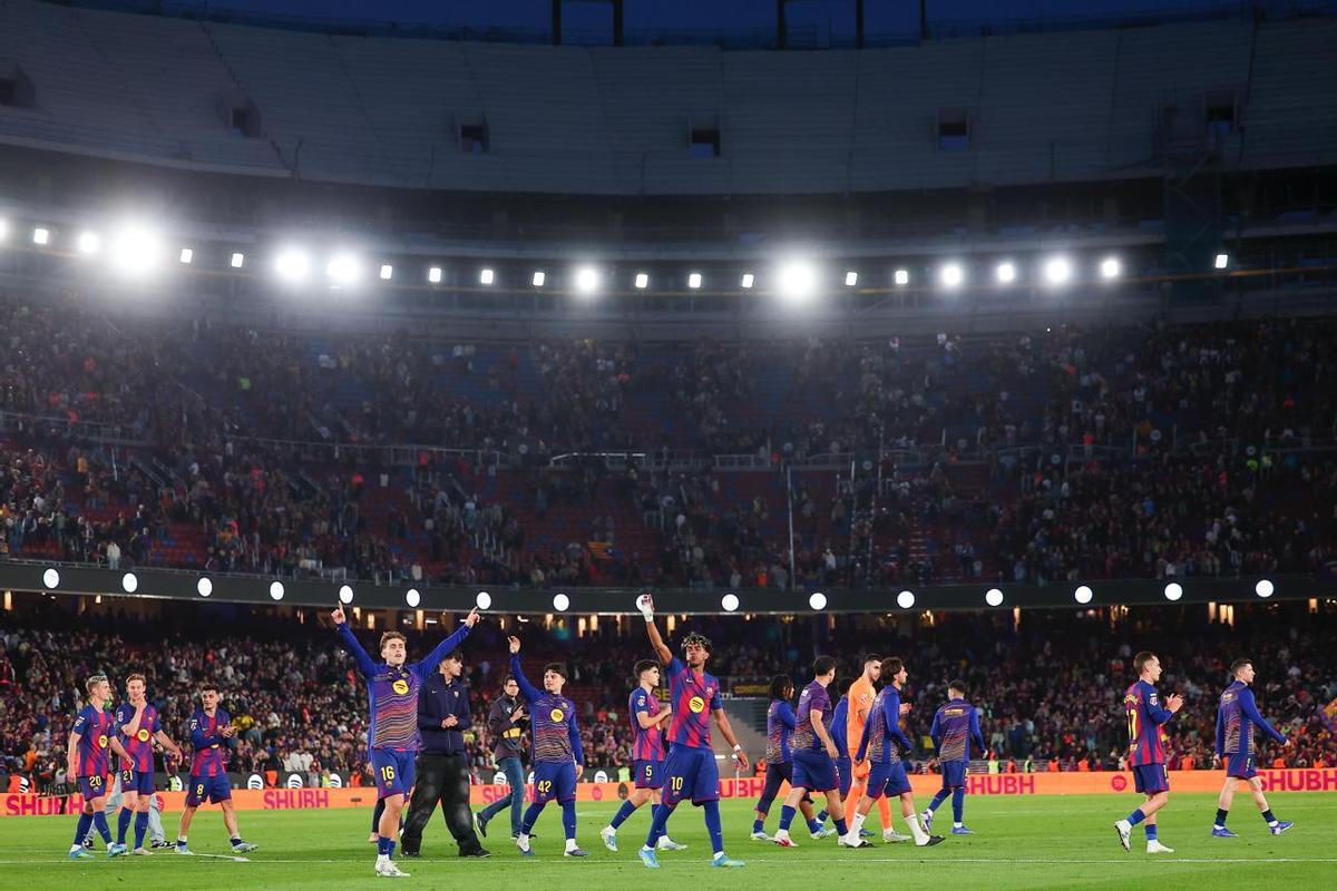 Los jugadores del Barça celebran su triunfo ante el Barça en el derbi