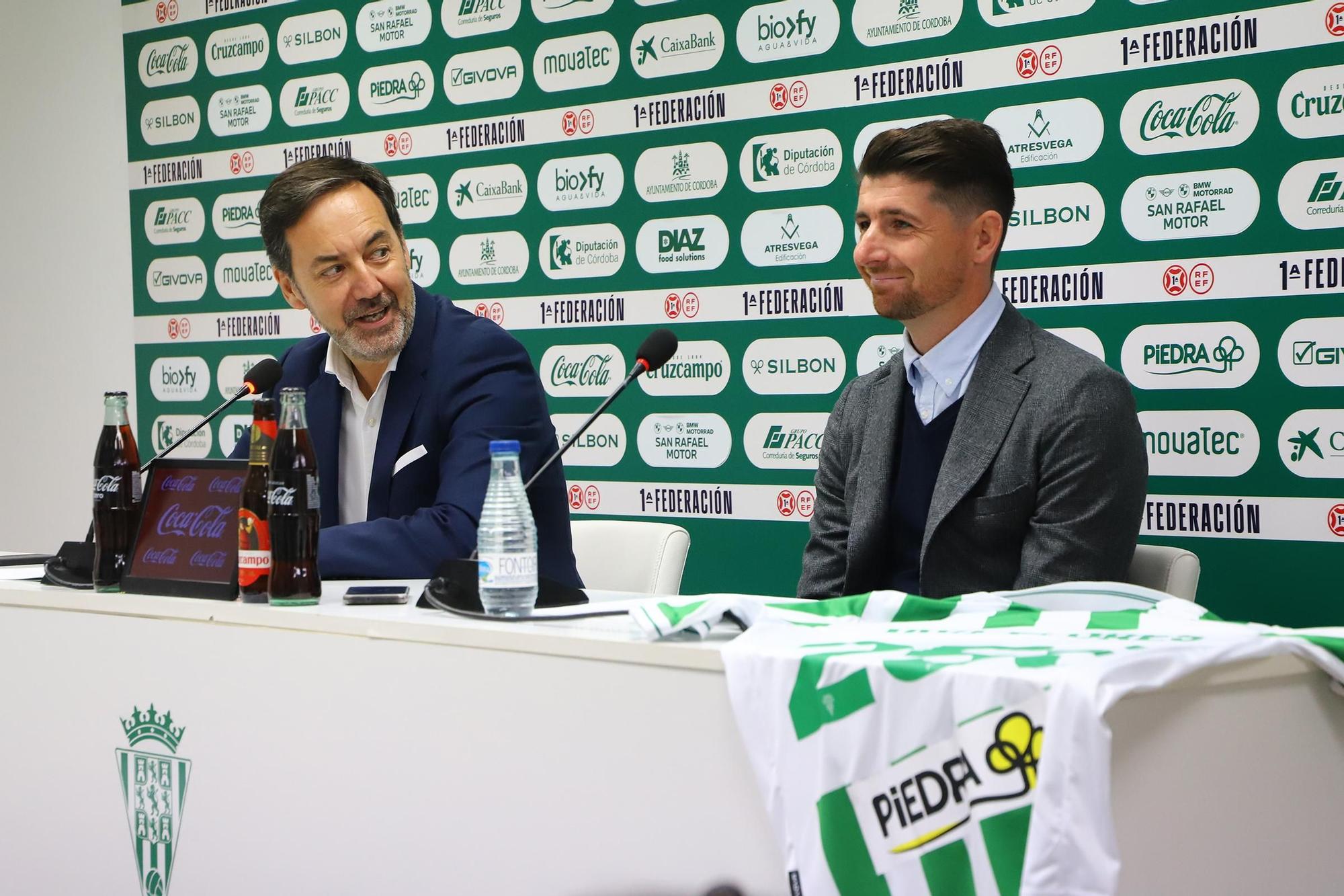 Javi Flores junto a Antonio Fernández Monterrubio en su presentación en la vuelta al club donde se incorpora a la secretaría técnica