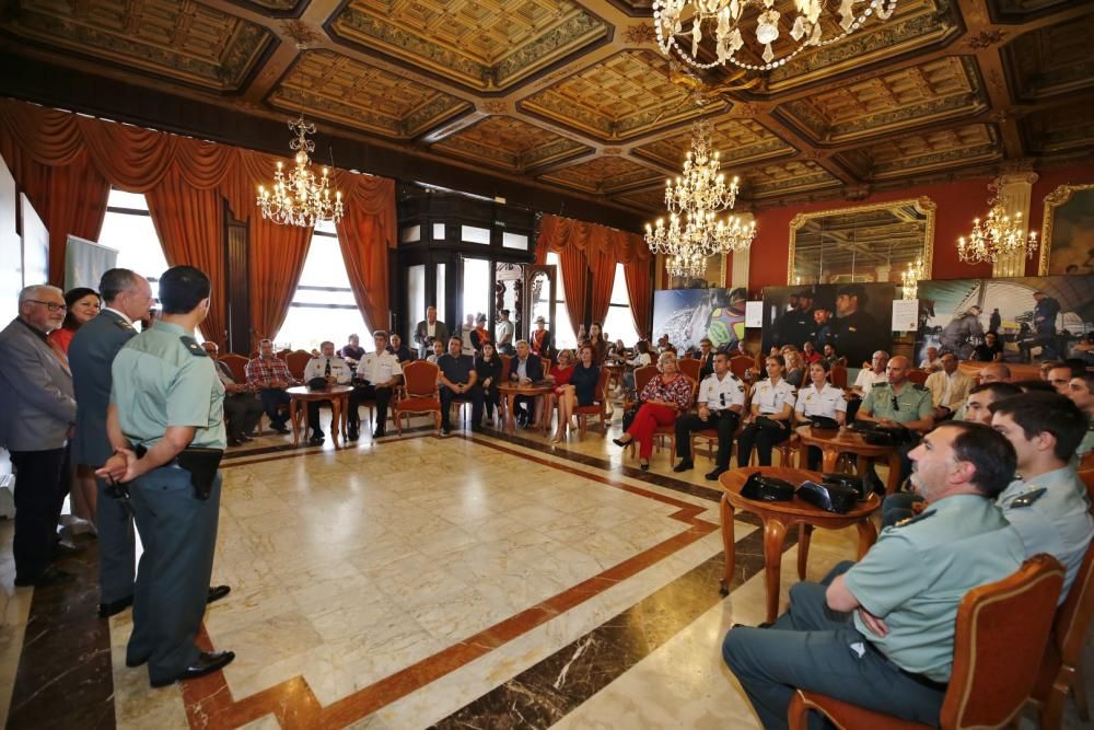 La Sociedad Casino de Torrevieja acoge hasta el lunes una exposición fotográfica de Manuel Lorenzo con motivo del 175 aniversario de la Guardia Civil. La inauguración el martes estuvo precedida por un