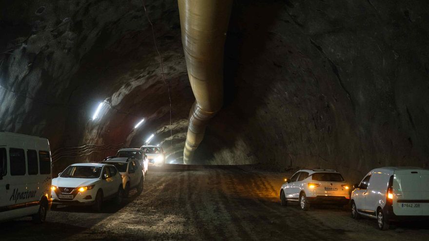 The President of the Canary Islands visits the works to close the island ring in Santiago del Teide.