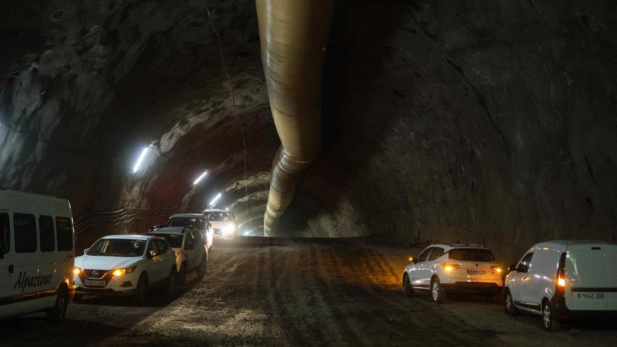 El presidente de Canarias visita las obras del cierre del anillo insular en Santiago del Teide.