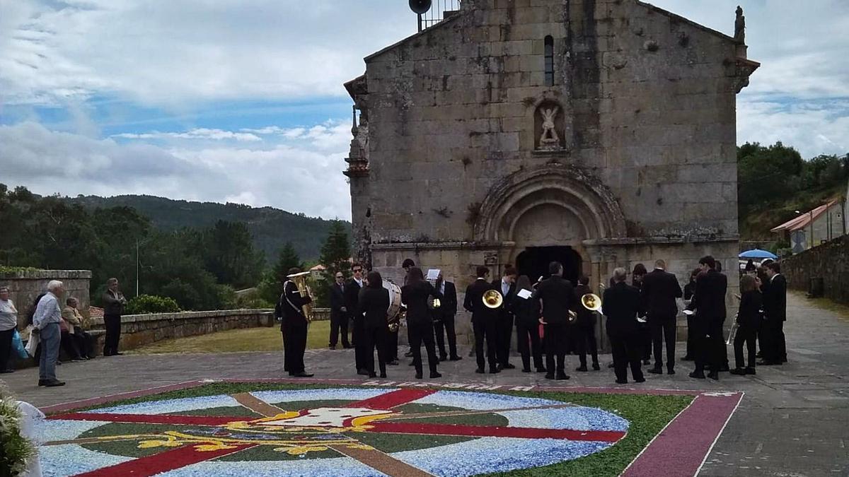 Celebración do Corpus, en 2019, diante da igrexa de San Andrés do Hío.   | // Anxo Coya