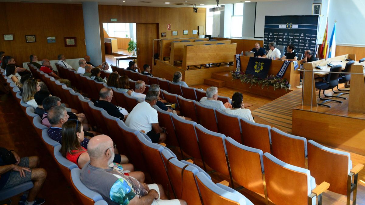 Un momento de la asamblea del Balonmán Cangas, ayer, en el salón de plenos del Concello.