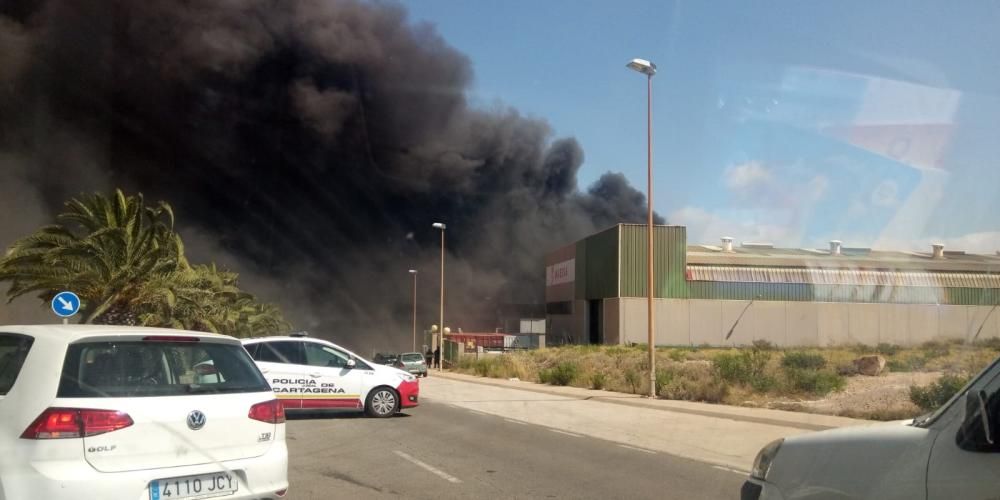 El fuego arrasa el Upper del polígono Cabezo Beaza de Cartagena