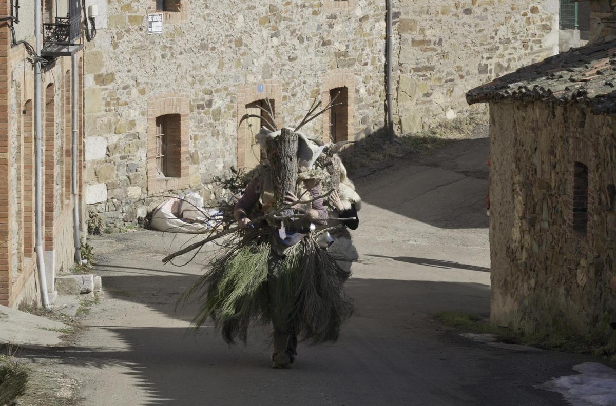 Celebración del antruejo de Los Caretos en Villalfeide (León)