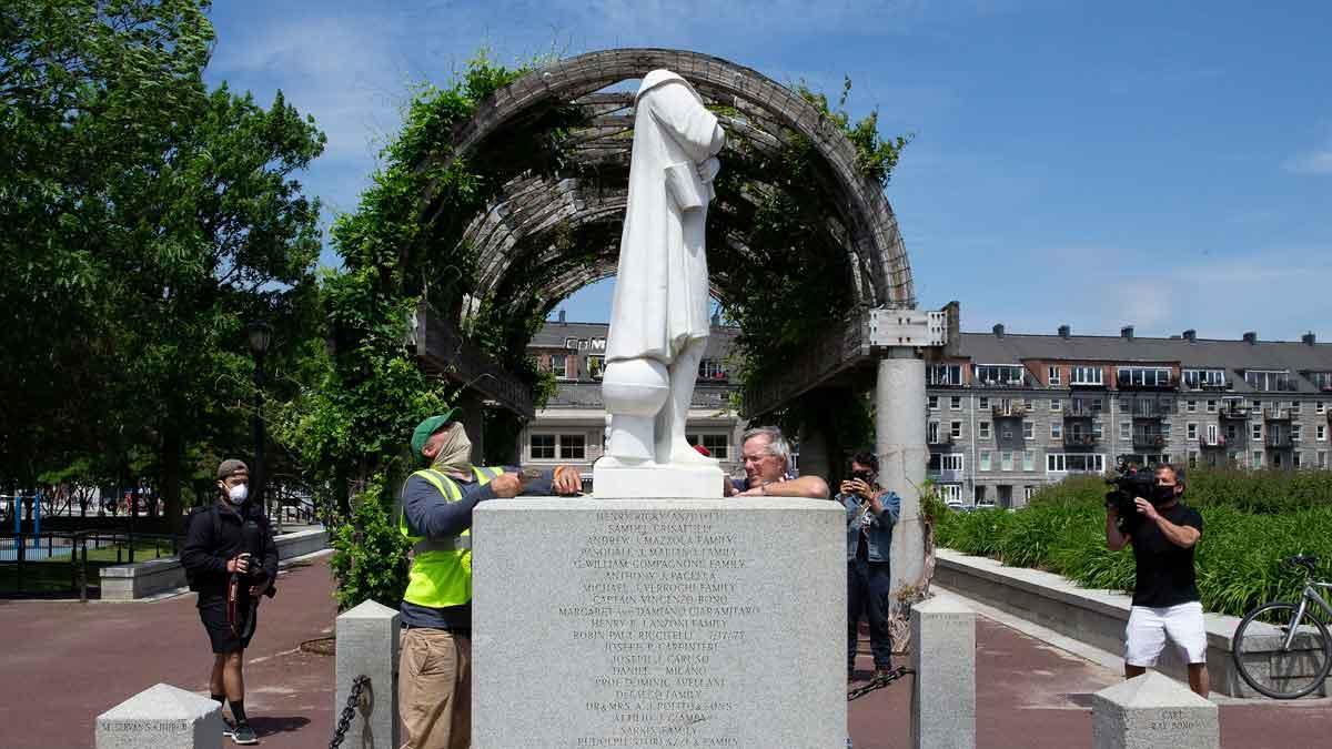Manifestantes antirracistas vandalizan estatuas de Colón en EEUU