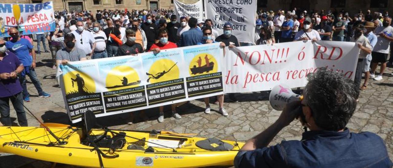 Unos quinientos aficionados a la pesca recreativa se manifestaron en la Plaza do Obradoiro. |   // XOÁN ÁLVAREZ