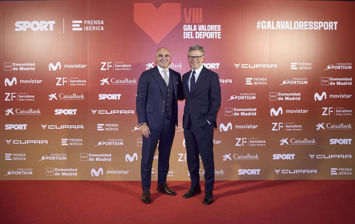 Roberto Martínez, seleccionador de Portugal, junto a Joan Vehils a su llegada a la VIII Gala Valores del Deporte 2025 del Diario Sport celebrada en la sede del Comité Olímpico Español.