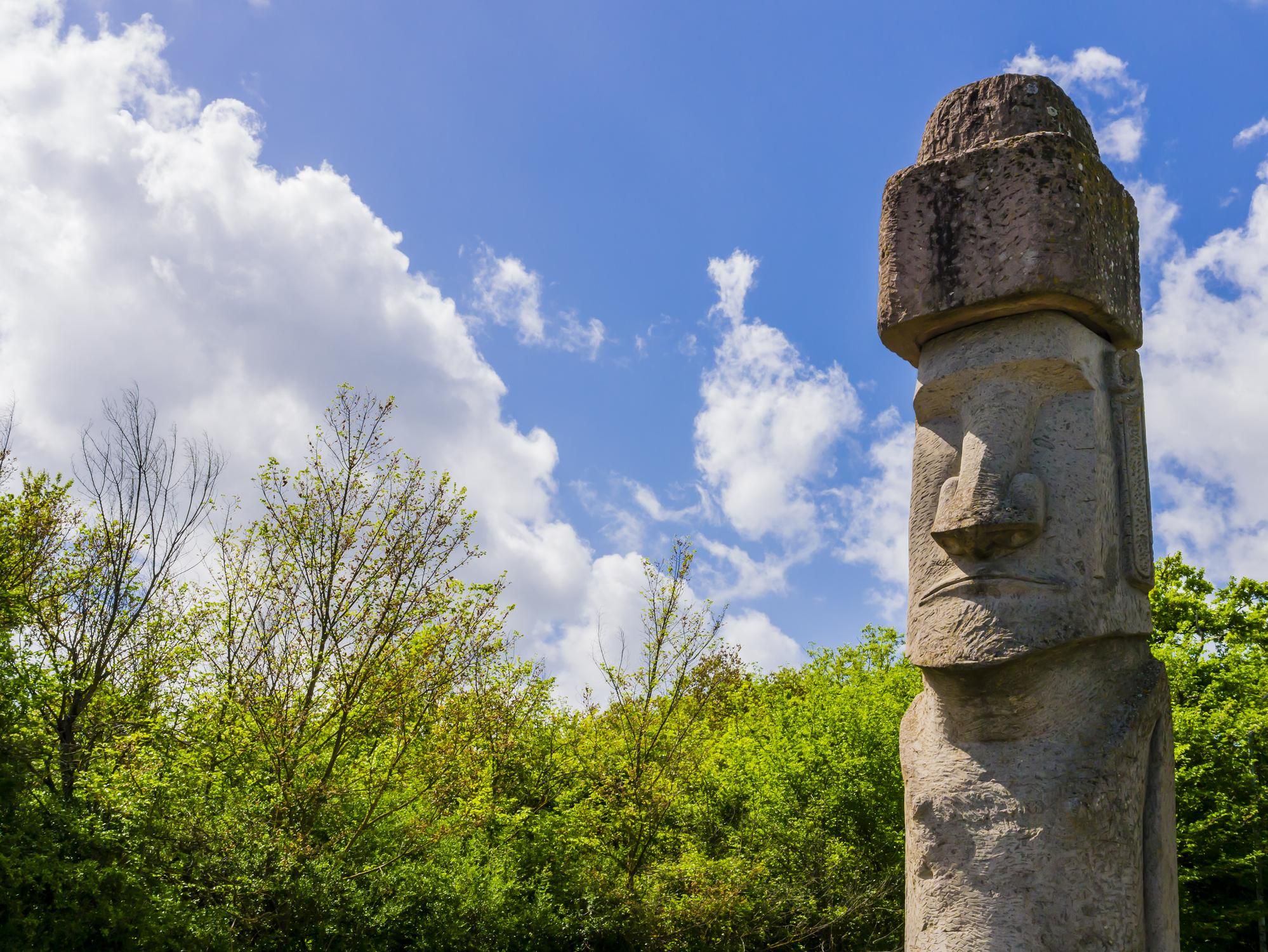 Los artesanos rapanui trabajaron con dedicación para crear una escultura de más de seis toneladas en Vitorchiano.