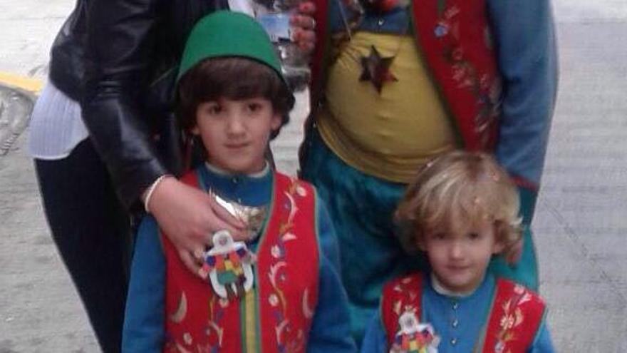 El nuevo Sant Jordiet junto a su hermano pequeño con el traje de la Filà Verdes