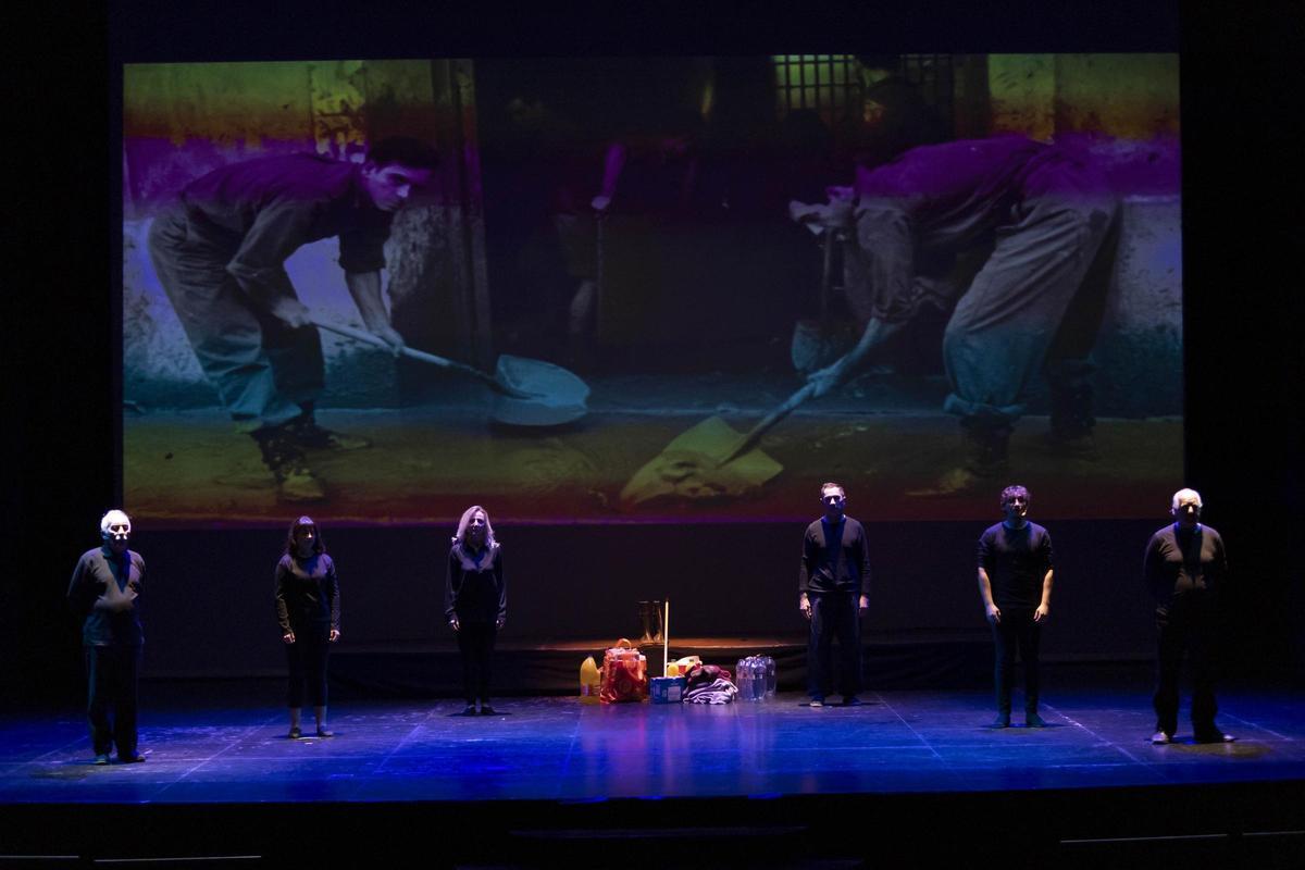 Escena final de l’obra “Un riu silenciós”.