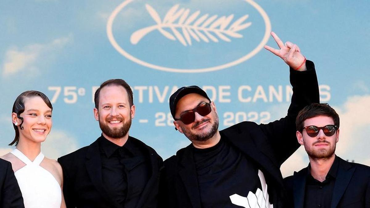 Serebrennikov (segundo por la derecha) y el equipo de 'La mujer de Tchaikovsky', en el festival de Cannes.