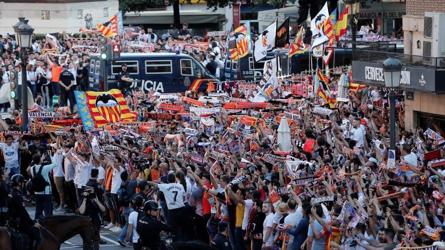 Miles de aficionados se concentran a las puertas de Mestalla, antes del partido entre el Valencia y el Arsenal FC.