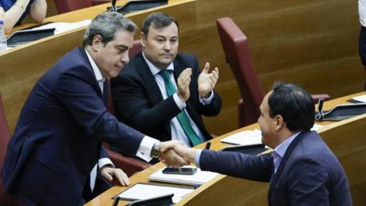 Juanfran Pérez Llorca i el portaveu de Vox, José María Llanos. | ANA ESCOBAR / EFE