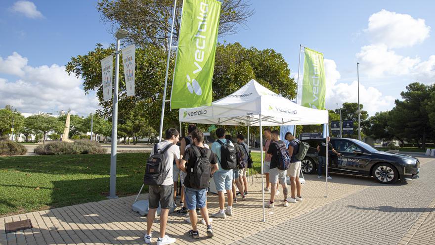 Profesores y alumnos de la UA, convencidos de que el coche eléctrico es el vehículo del futuro