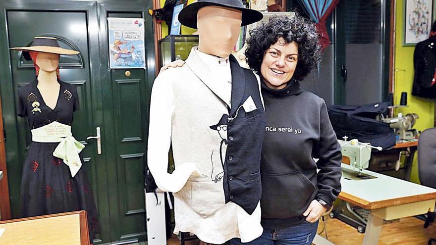 La diseñadora Patricia González con el chaleco que inspiró el traje para Amador Arias.