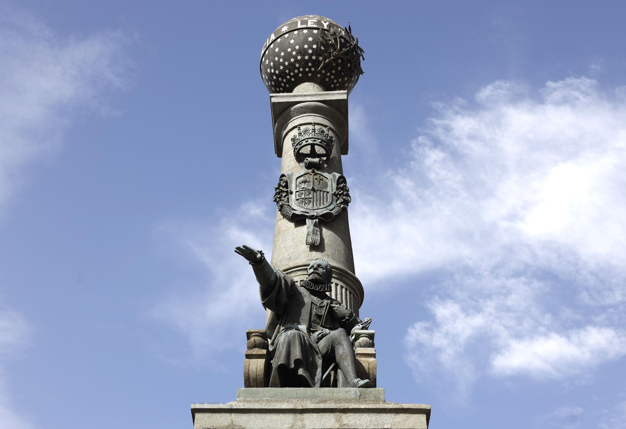 Monumento al Justicia, una de las instituciones básicas aragonesas, en la plaza Aragón de Zaragoza.