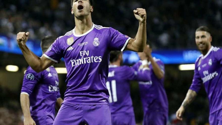 Asensio celebra el cuarto gol del Madrid ante la Juventus, anoche en Cardiff.