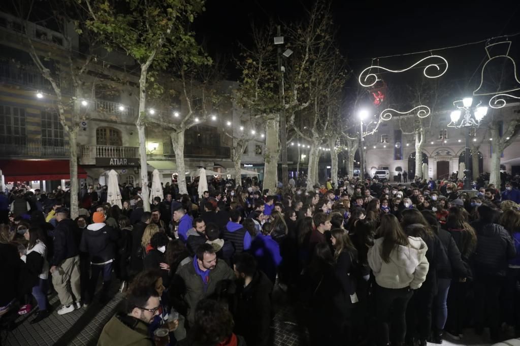 Una multitud de 'poblers' celebra Sant Antoni en la calle, pese a la suspensión de festejos