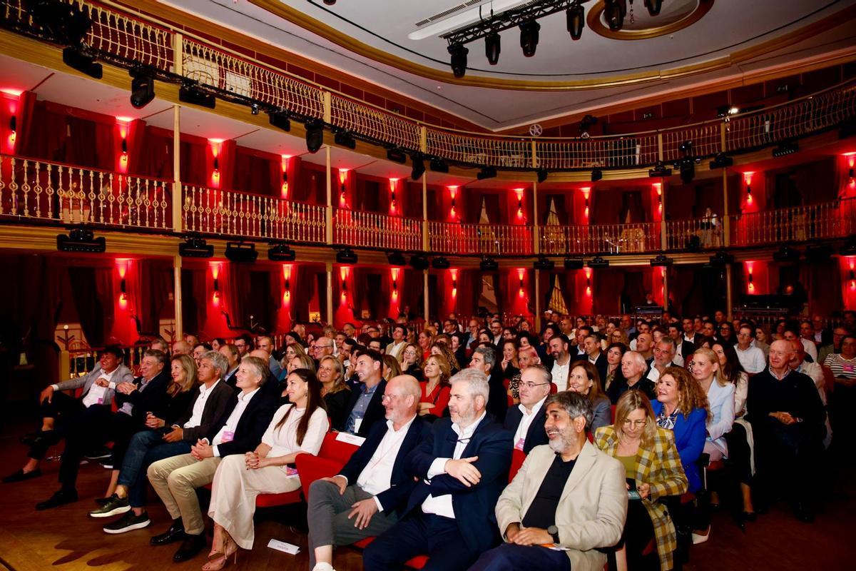 El público durante una conferencia en el teatro Pereyra.