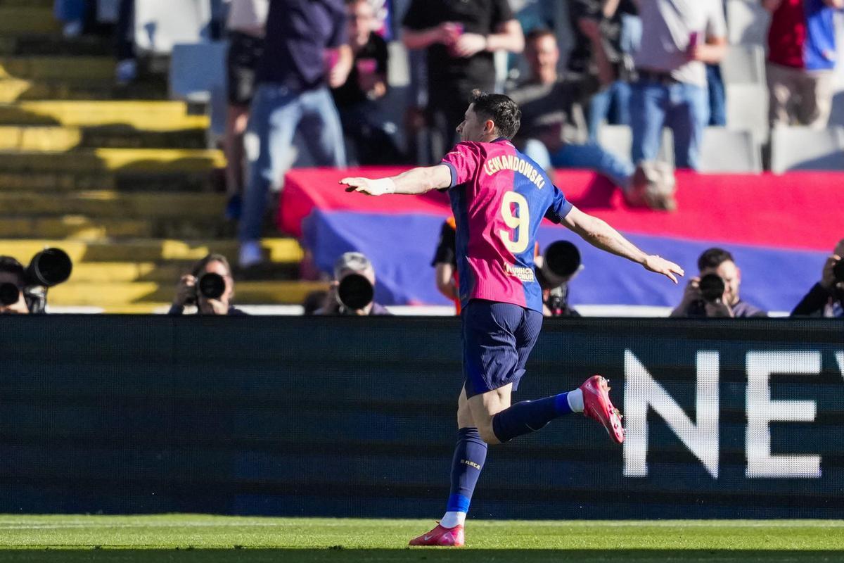 Lewandowski celebra su segundo gol, el 3-1 del Barça al Girona en Montjuïc.