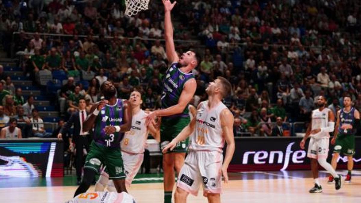 El Unicaja ganó al Hiopos Lleida en el partido de la primera vuelta en el Carpena.