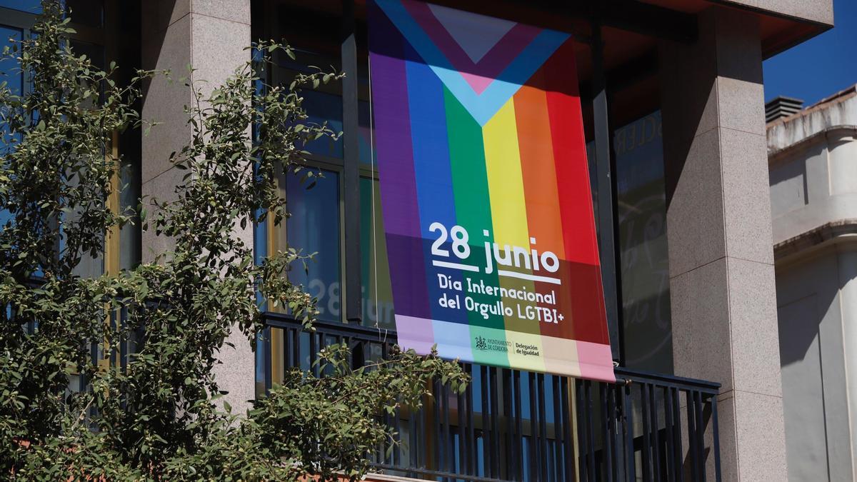 Pancarta en la fachada del Ayuntamiento por el Día Internacional del Orgullo