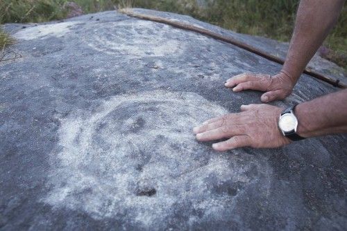 Atentan contra dos petroglifos en Chandebrito