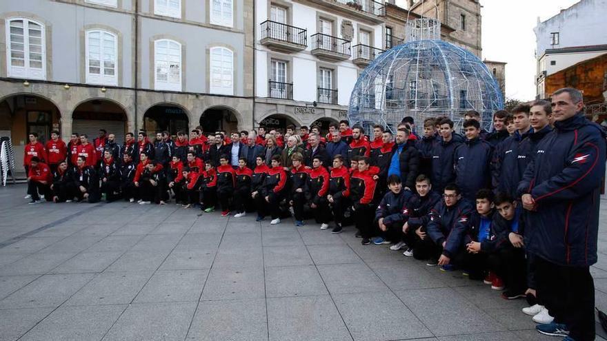 Las cuatro selecciones participantes posan en la plaza de España de Avilés.