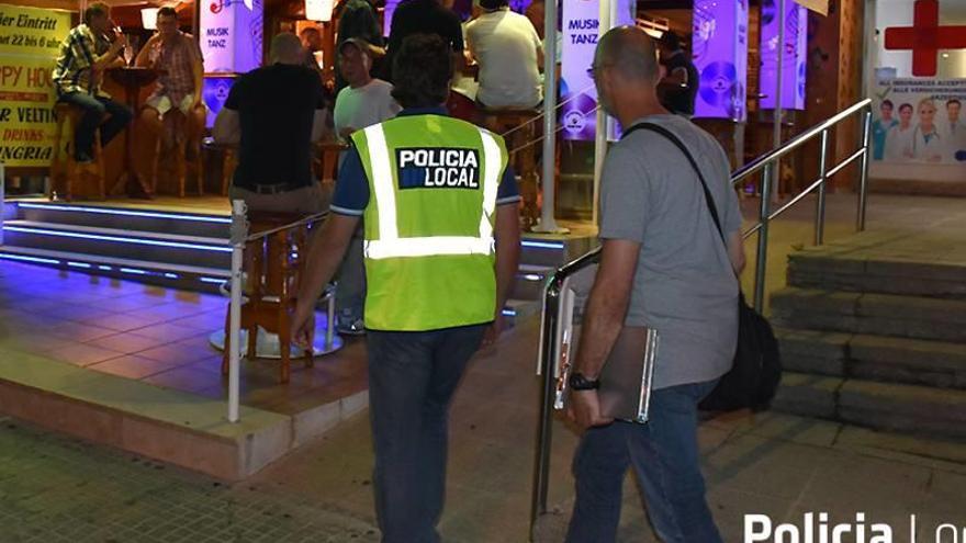 Agentes de la Policía Local, durante una inspección.