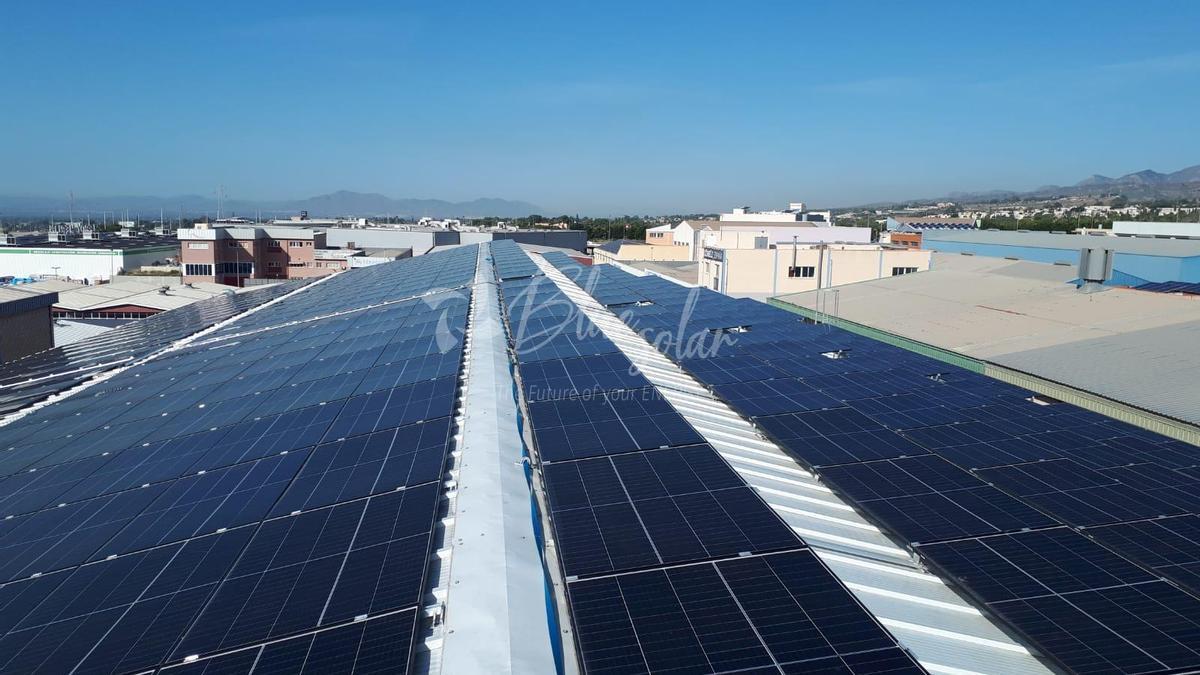 Proyecto de tres cubiertas industriales en Elche, donde se instaló un total de 1.2 MW de capacidad.