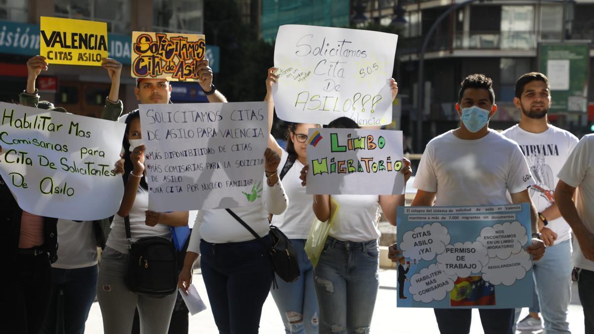 Protesta de decenas de solicitantes de asilo en la calle Colón de València.